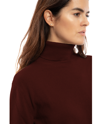 Women's cashmere turtleneck sweater in Bordeaux, close-up of the turtleneck and shoulder