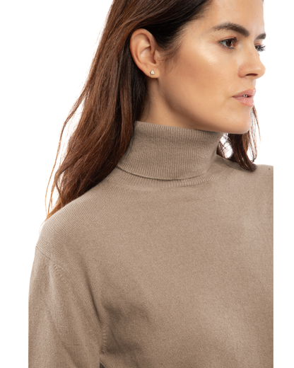 Women's cashmere turtleneck sweater in Taupe, close-up of the turtleneck and shoulder