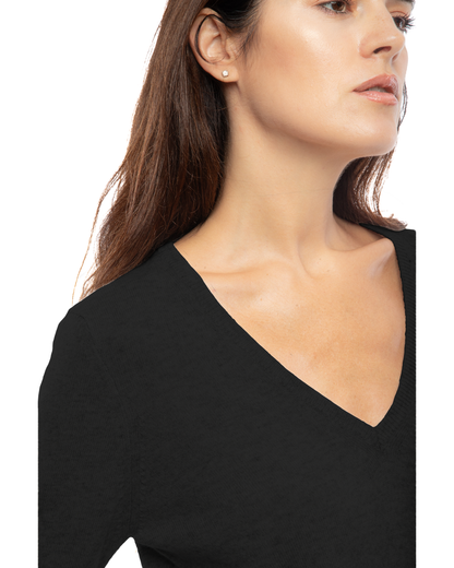 Women's cashmere V-neck sweater in Black, close-up of the V-neckline and shoulder