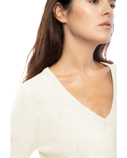 Women's cashmere V-neck sweater in Milk White, close-up of the V-neckline and shoulder