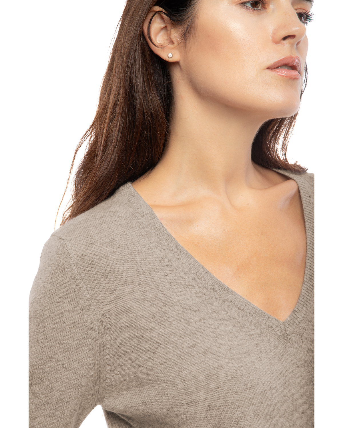 Women's cashmere V-neck sweater in Taupe, close-up of the V-neckline and shoulder