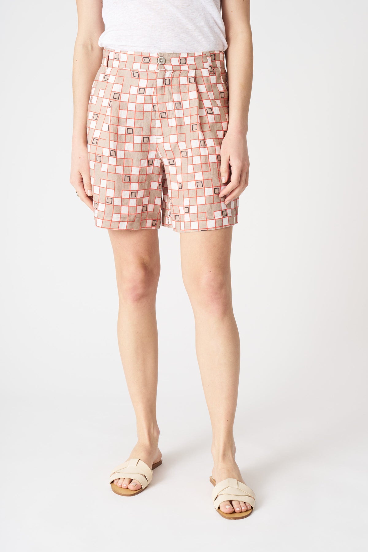 Women's Modern Motif Pleated Linen Shorts – Washed Nocciola, view 3