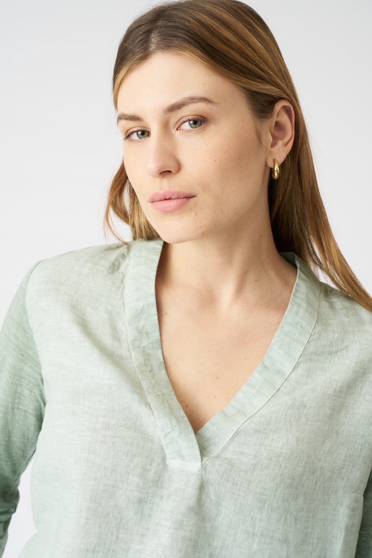 Women's Linen Relaxed V-Neck Blouse – Pistache Soft Fade, view 2