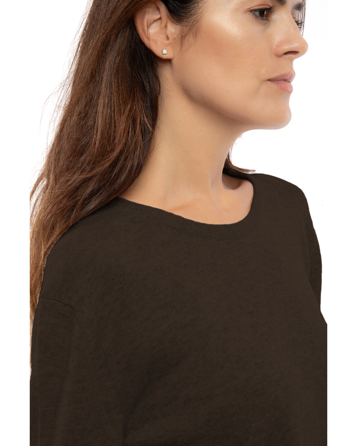 Coffee pure cashmere classic crewneck sweater, close-up of the crew neckline and cashmere texture.