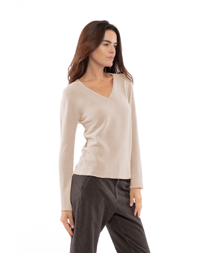 Beige pure cashmere links-stitch V-neck sweater, three-quarter view on a model.