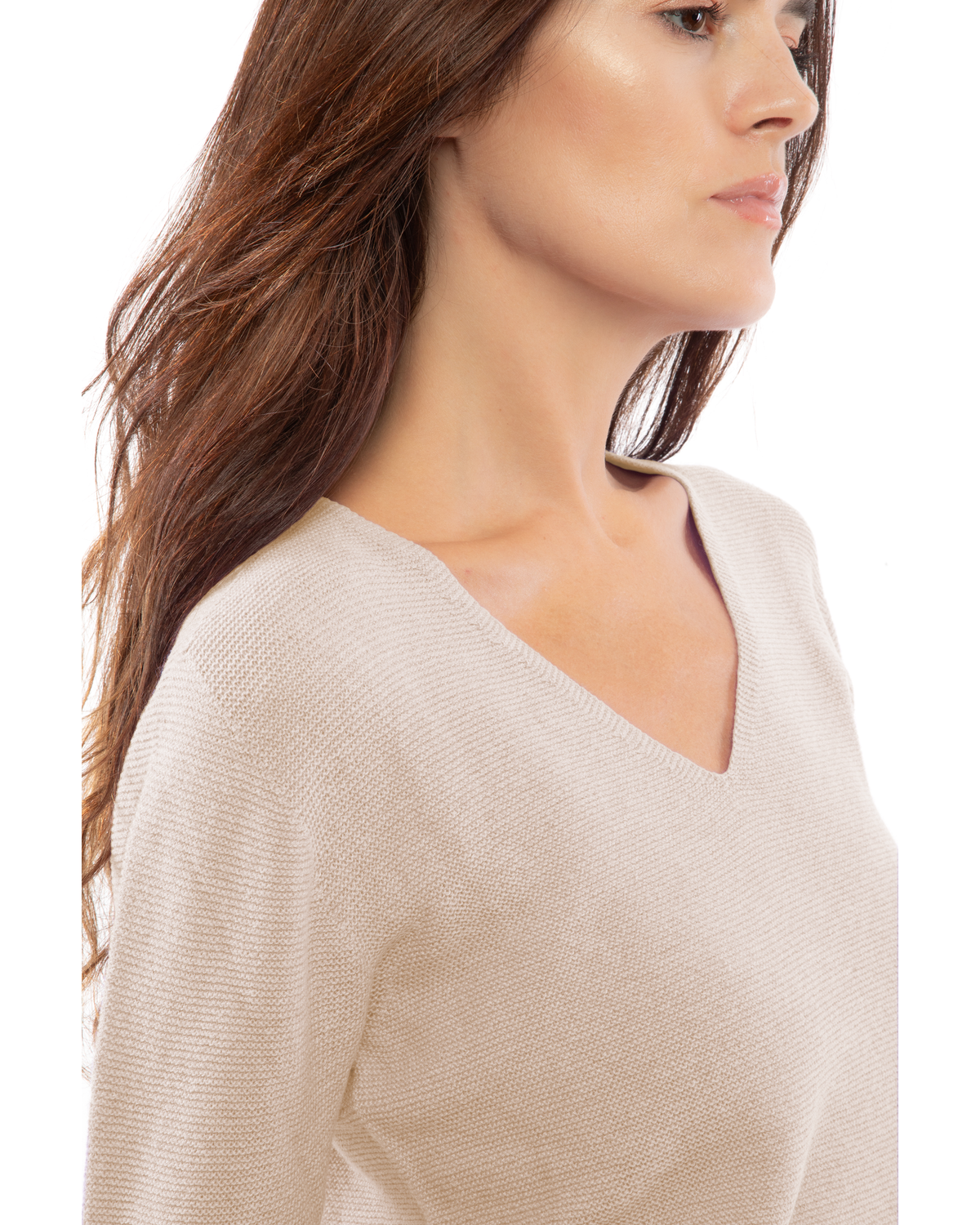 Beige pure cashmere links-stitch V-neck sweater, close-up of the V-neckline and links-stitch texture.