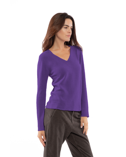 Iris Purple pure cashmere links-stitch V-neck sweater, three-quarter view on a model.