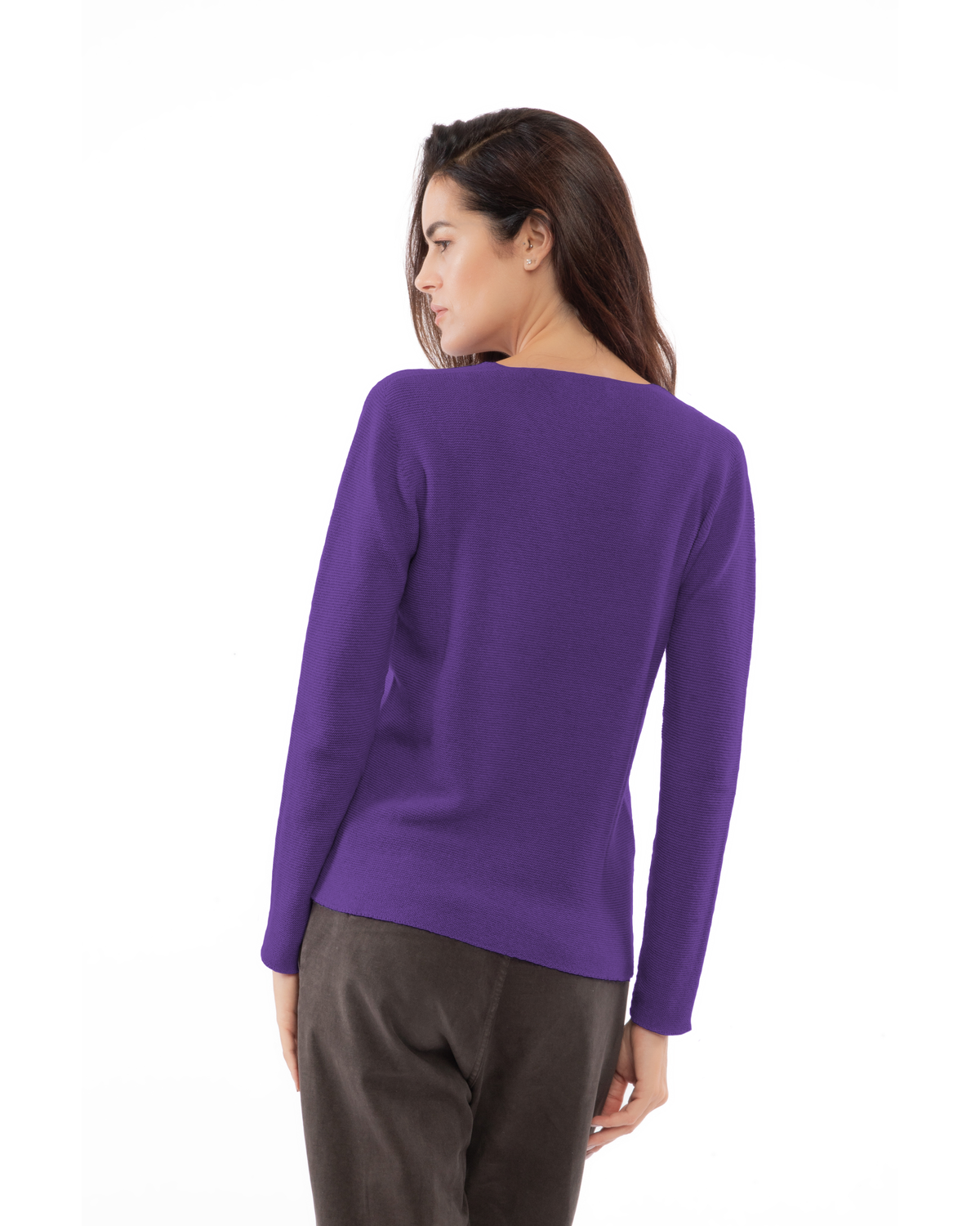 Iris Purple pure cashmere links-stitch V-neck sweater, back view on a model.