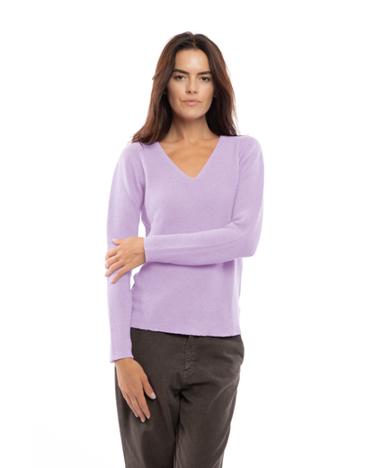 Lilac pure cashmere links-stitch V-neck sweater, model view.