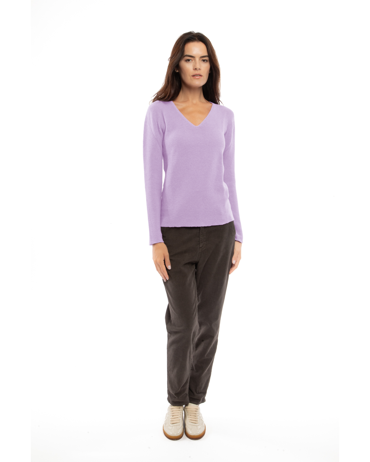 Lilac pure cashmere links-stitch V-neck sweater, full-length view on a model.