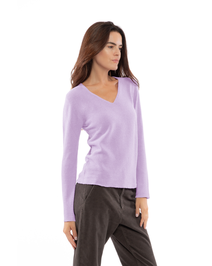 Lilac pure cashmere links-stitch V-neck sweater, three-quarter view on a model.