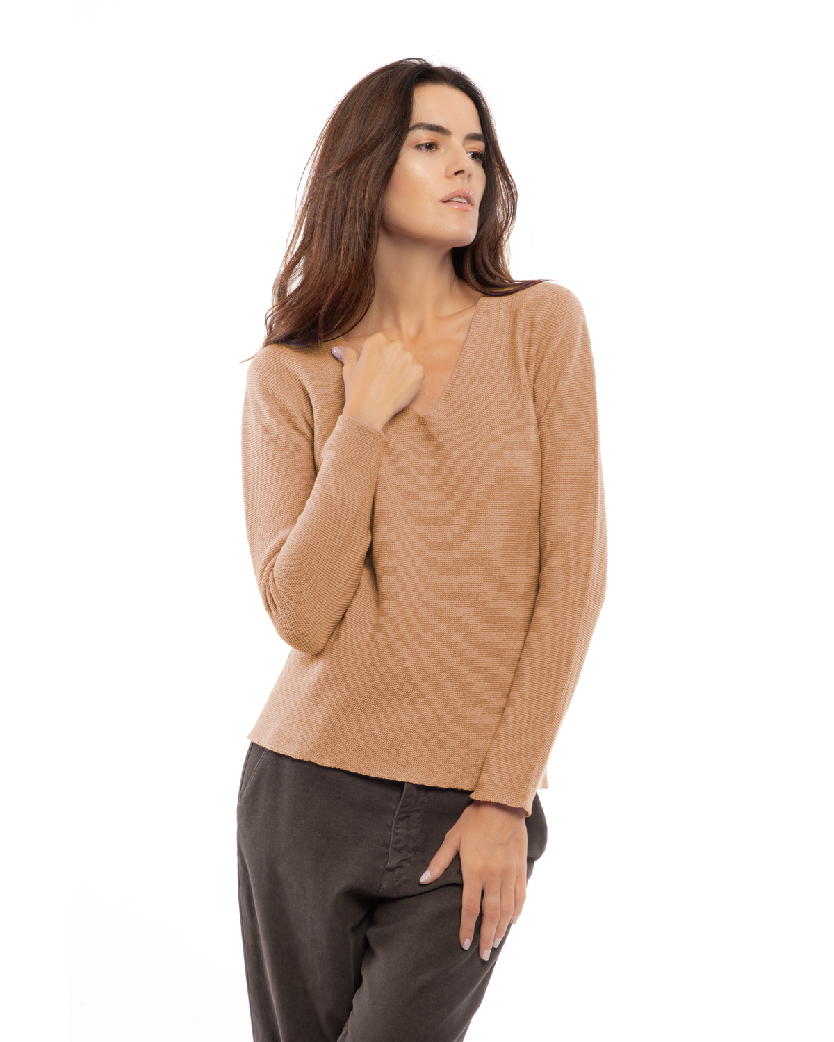 Camel pure cashmere links-stitch V-neck sweater, model view.