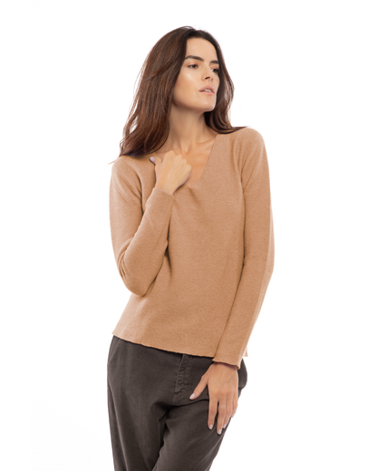 Camel pure cashmere links-stitch V-neck sweater, model view.