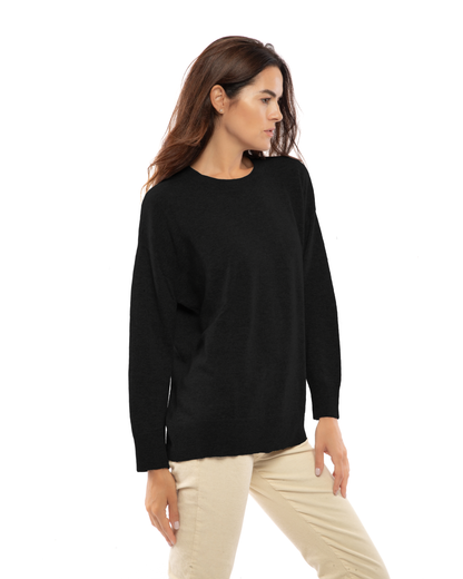 Black pure cashmere oversized crewneck sweater, three-quarter view on a model.