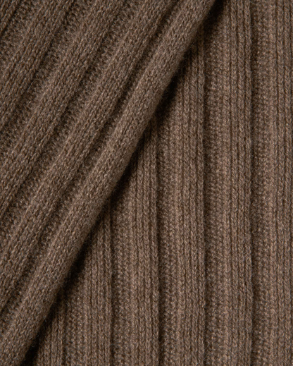 Ribbed scarf cashmere bornw closeup