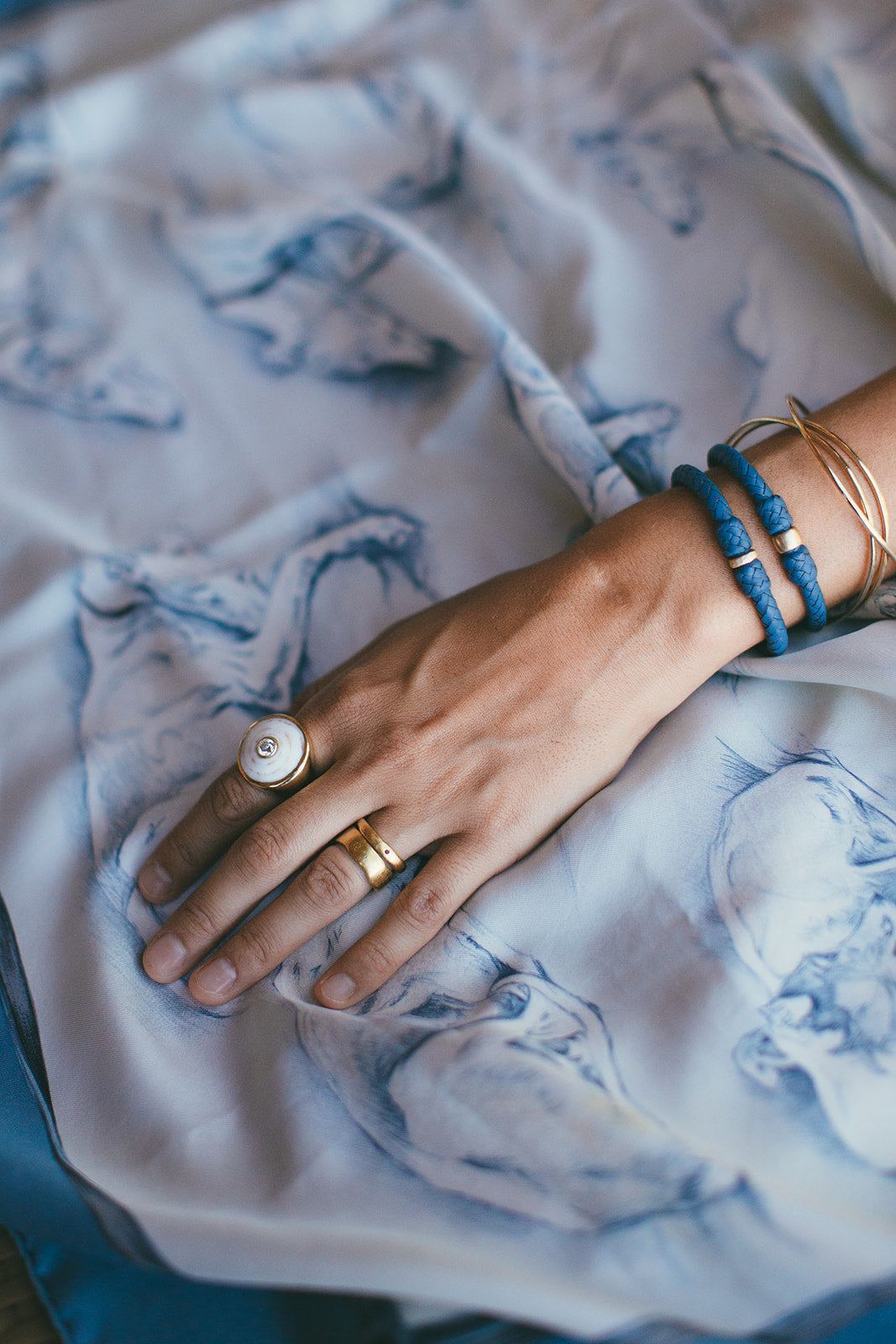 GOLD & SILVER PUKA SHELL RING WITH SAPPHIRE